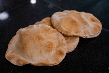 Kubus ya da khubz - masada birlikte taze pita ekmeği.