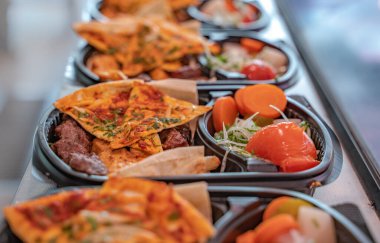 Tikka, şiş & kofta kebabı mangal mangalı. Arap yemeği ve barbekü malzemeleri..