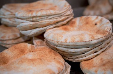 Kubus ya da khubz - masada birlikte taze pita ekmeği.