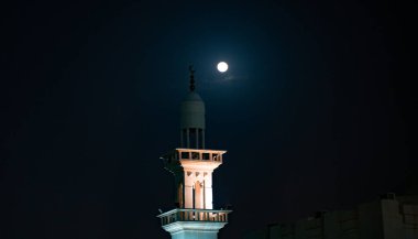 Dolunay gecesi cami minaresinin arkaplan resmi. Dolunay gecesi.