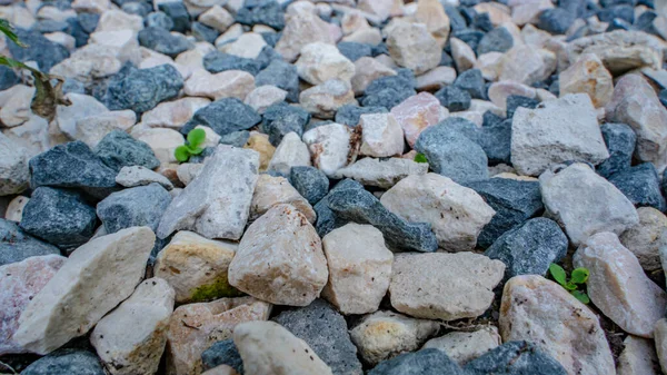 石の背景 青砂利だ 歯ざわりがいい 岩だらけの道 いい小石だ 建設資材だ 石の質感 細かい砂利の壁紙 — ストック写真