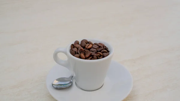 Kaffeetasse Und Bohnen Auf Weißem Hintergrund Draufsicht Mit Kopierraum Für — Stockfoto