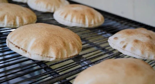Kuboos Oder Khubz Arabisches Brot Auf Einem Braunen Tisch Der — Stockfoto