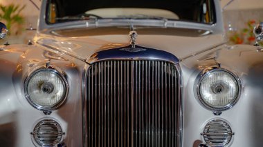 Doha, Katar - 04 Mart 2019: 1960 Jaguar markalı model 6 klasik lüks araba