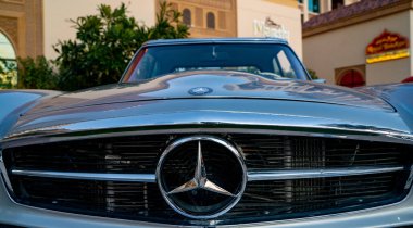 Doha, Katar - 04 Mart 2019: 1958 Mercedes-Benz 190 SL klasik araba