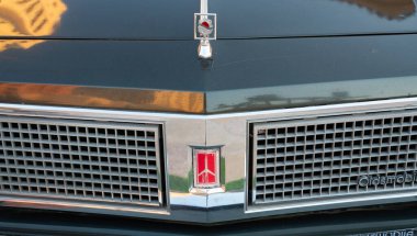 Doha, Katar: 4 Mart 2020: 1983 Oldsmobile klasik araba