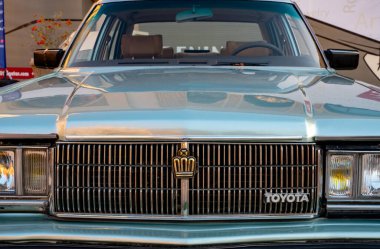 Doha, Katar: 4 Mart 2020: 1983 Toyota Crown klasik araba