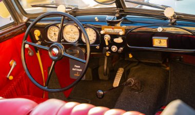 Doha, Katar - 30 Mart 2020: 1937 BMW 327 klasik araba Cabriolet