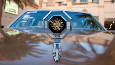 Doha, Katar - 3 Mart 2020: 1977 Pontiac Bonneville klasik arabalar