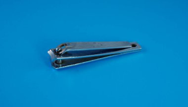 Mavi arka plandaki paslı tırnak makasının arkaplan görüntüsü. Çivi kesiciler.