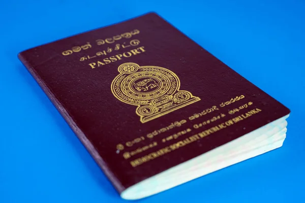 青い背景にスリランカのパスポートの背景画像 スリランカ — ストック写真