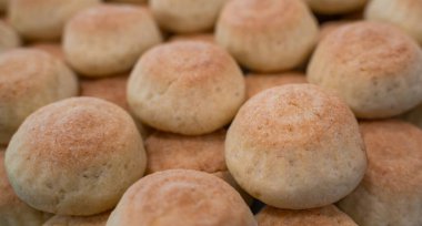 Maamoul (klecha) - içi hurma, şam fıstığı ve ceviz dolu ev yapımı Arap kurabiyeleri. Üst görünüm