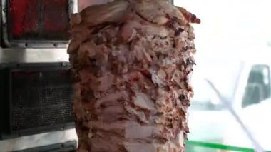 Shawarma kıvrımını keserken yakın çekim.