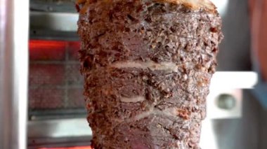 Shawarma kıvrımını keserken yakın çekim.