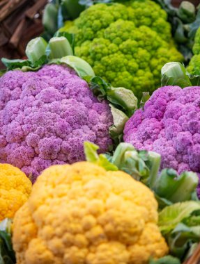 Arka plan: karnabahar satıştaysa üç renk. sebze arkaplanı