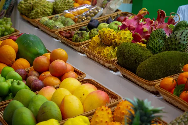 Achtergrond Mix Van Gesorteerd Vers Fruit Een Winkel Koop — Stockfoto