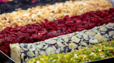 Türkçe zevklerin çeşitleri bir hindi dükkanında satılıktır. Geleneksel hindi tatlısı