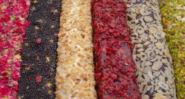 Türkçe zevklerin çeşitleri bir hindi dükkanında satılıktır. Geleneksel hindi tatlısı