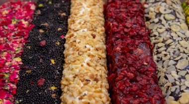 Türkçe zevklerin çeşitleri bir hindi dükkanında satılıktır. Geleneksel hindi tatlısı