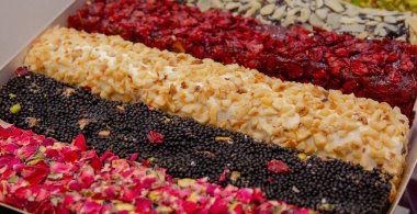 Türkçe zevklerin çeşitleri bir hindi dükkanında satılıktır. Geleneksel hindi tatlısı