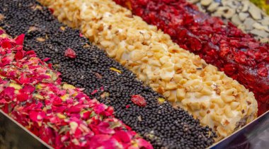 Türkçe zevklerin çeşitleri bir hindi dükkanında satılıktır. Geleneksel hindi tatlısı