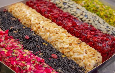 Türkçe zevklerin çeşitleri bir hindi dükkanında satılıktır. Geleneksel hindi tatlısı