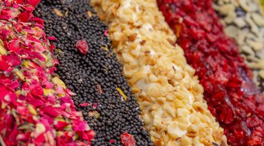 Türkçe zevklerin çeşitleri bir hindi dükkanında satılıktır. Geleneksel hindi tatlısı