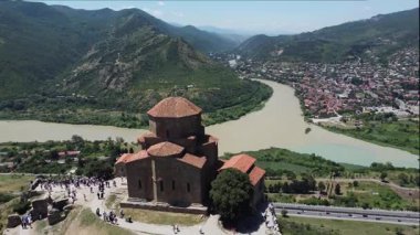 Jvari Manastırı, Gürcistan: Tarihi Jvari Manastırı 'nın ikonik görünümü bir tepenin üzerine tünedi