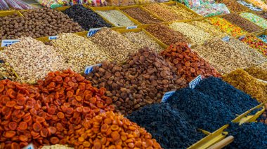 Osh Bazaar, Kırgızistan 13 Eylül 2025: Osh Bazaar 'da satılık geleneksel ekmek ve çeşitli fındıkların canlı bir gösterisi