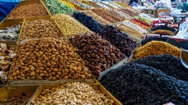 Osh Bazaar, Kırgızistan 13 Eylül 2025: Osh Bazaar 'da satılık geleneksel ekmek ve çeşitli fındıkların canlı bir gösterisi