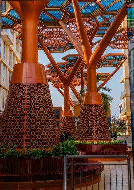 doha, qatar-Haziran 05.2025: Gewan Adası 'nın Kristal Yürüyüşü' nün zarif rıhtım manzarası, modern mimarisi