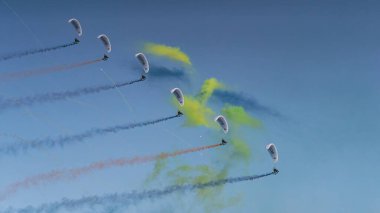 doha, qatar-Haziran 05.2025: Katar 'ın Doha kentinde hava gösterisi. Katar 2025 bayramı boyunca .