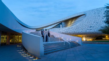 Doha, Katar-Haziran 05.2025: Eğitim Şehri Camii 'nin dış görünüşü, çağdaş İslam mimarisini vurguluyor