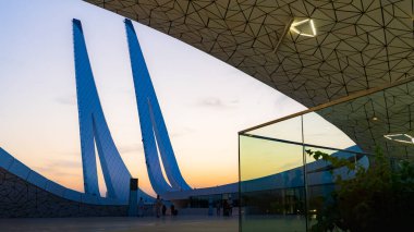 Doha, Katar-Haziran 05.2025: Eğitim Şehri Camii 'nin dış görünüşü, çağdaş İslam mimarisini vurguluyor