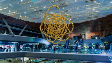 Doha, Katar, 17 Haziran 2025: Modern mimarisini sergileyen Hamad Uluslararası Havaalanı 'nın iç görünümü