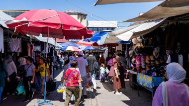 Osh Bazaar, Kırgızistan 13 Eylül 2025: Osh Bazaar 'da satılık geleneksel ekmek ve çeşitli fındıkların canlı bir gösterisi