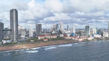 Colombo, Sri Lanka 24 Eylül 2025: Kolombiya 'nın hareketli şehir manzarası, modern ufuk çizgisi, kıyı şeridi ve hızlı hareket eden kentsel yaşamı yakalayan dinamik bir hipervane.