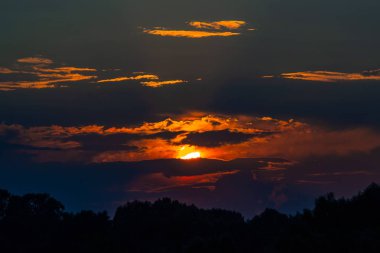 dramatik bulutlar ile ateşli düşüş