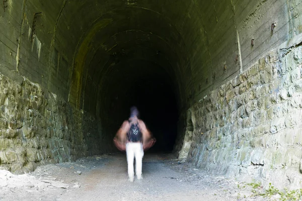 Hombre Corre Hacia Túnel Abandonado — Foto de Stock