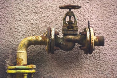 Kullanılmayan gaz borusu. çok eski bir gaz borusu üzerinde musluk