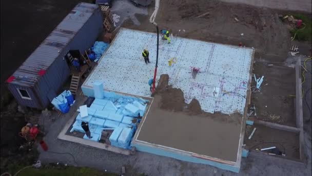 Versando calcestruzzo da una betoniera, vista aerea — Video Stock