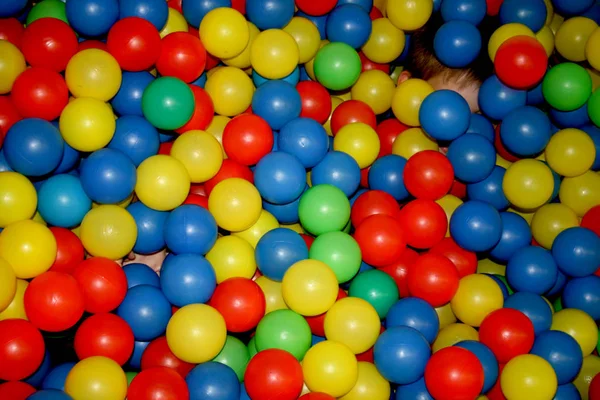 Enfants se sont cachés dans des boules en plastique, essayer de trouver — Photo