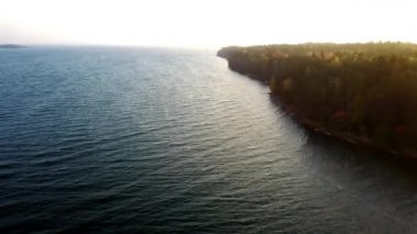 Aland adalarında pvc tekne ile sürüş. Rüzgarlı günde Drone video. Gemide balıkçı ile Pvc motorbot.