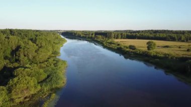 Doğanın nasıl uyandığını görmek daha iyi ne olabilir ki? Estonya büyük nehir gün başlayacak bekliyor. Çok güzel bir manzara ve inanılmaz manzara