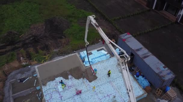 Beton mikserinden beton dökme, havadan görünüm — Stok video