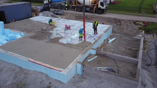 Beton mikserinden beton dökme, havadan görünüm — Stok video