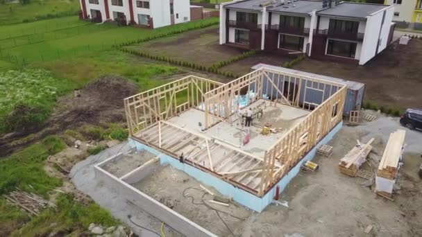 Letecký pohled na stavební dřevěné rámy — Stock video