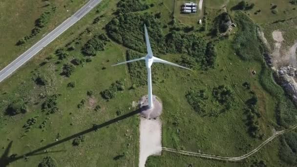 Gyönyörű szélmalom turbinák, Észtország, Virtsu Park. Légi drone videó. Légifelvétel — Stock videók