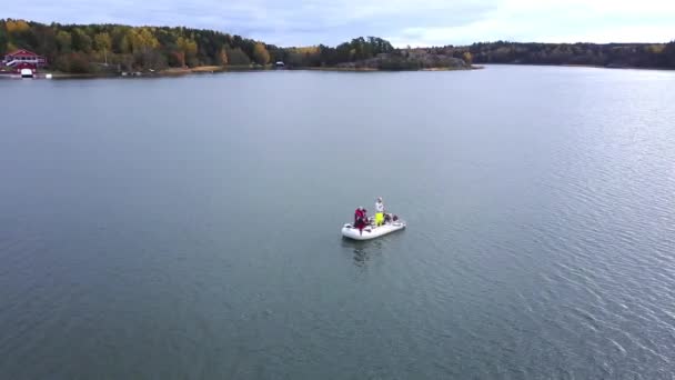 Pescador um barco inflável no mar do baltick em Octoober em Aland IslandsIs. Barco inflável — Vídeo de Stock