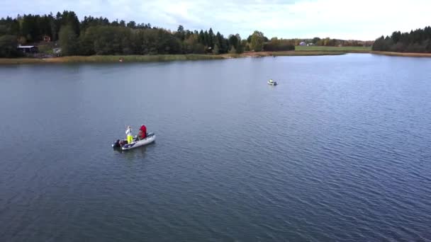 Pêcheur un bateau gonflable à la mer baltique sur Octoober dans les îles Aland est. Bateau à moteur gonflable — Video